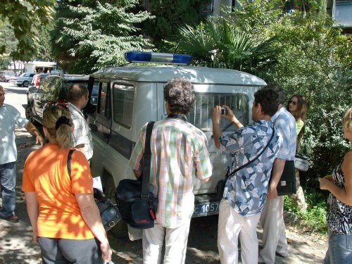 "Группа поддержки" вокруг машины с задержанными