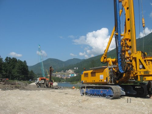 (2009.08.16) Работы в русле реки и вырубки леса в районе п.Эсто-Садок при строительстве совмещенной дороги Адлер-Красная-Поляна