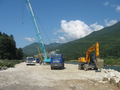 (2009.08.16) Работы в русле реки и вырубки леса в районе п.Эсто-Садок при строительстве совмещенной дороги Адлер-Красная-Поляна