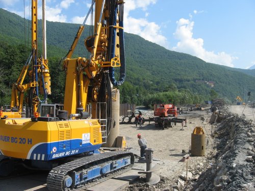 (2009.08.16) Работы в русле реки и вырубки леса в районе п.Эсто-Садок при строительстве совмещенной дороги Адлер-Красная-Поляна