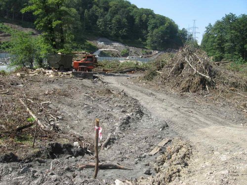 (2009.08.16) Работы в русле реки и вырубки леса в районе п.Эсто-Садок при строительстве совмещенной дороги Адлер-Красная-Поляна