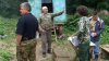 Вальщик леса показывает направление одного из порубов