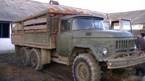 Арестованный автомобиль с незаконно добытой древесиной
