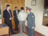 Сурен Газарян прорвался за огражения и пытается попасть в зал, где идут "слушания"