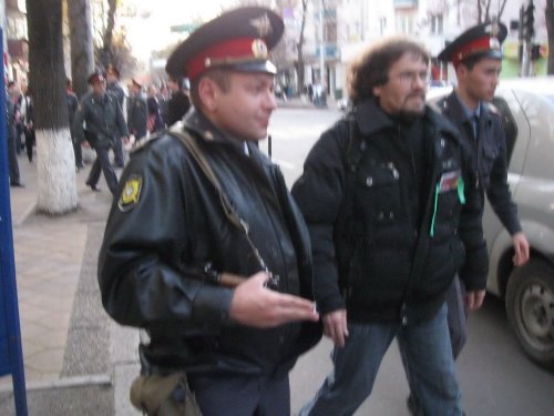 А.Рудомаху ведут под конвоем автоматчиков