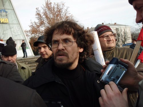 А.Рудомаха во время разговора с милиционерами