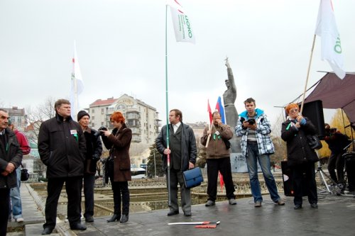 Лидер партии "ЯБЛОКО" С.Митрохин среди участников митинга-концерта