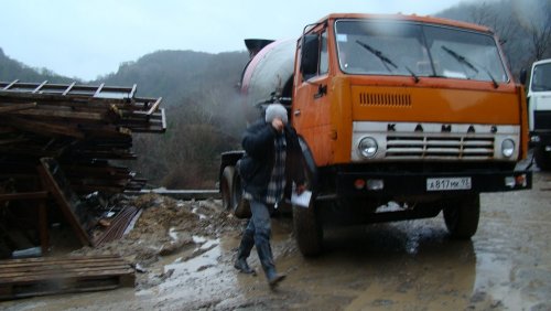 (2011.02.06) Водитель миксера спешно покидает место совершения правонарушения