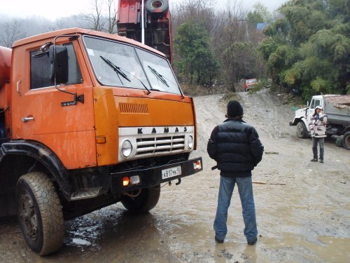 (2011.02.06) "Зеленые" заблокировали выезд миксера, слившего отходы