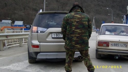 (2011.02.11) Охранник отворачивается от фотоаппарата