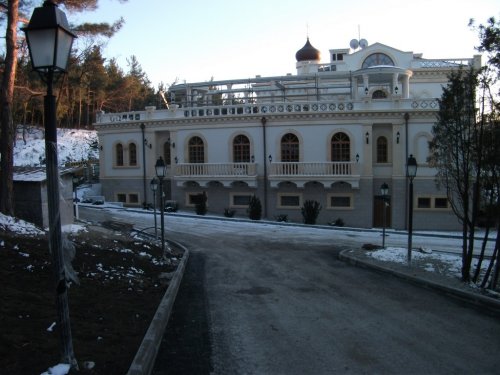 (2011.02.16) Активисты ЭкоВахты посетили "Дачу Патриарха РПЦ" в селе Дивноморское (Геленджик)