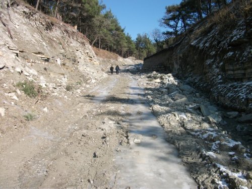 (2011.02.16) Так строится дорога к "пирсу", призванному обслуживать высоких гостей
