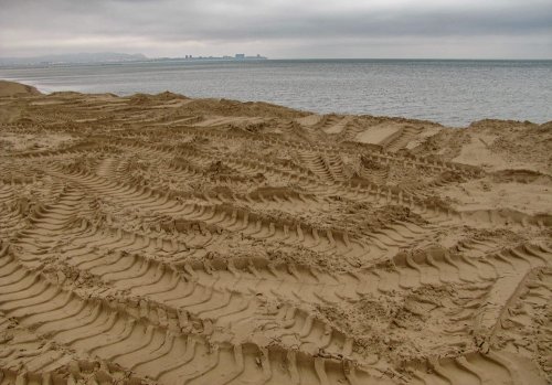 (2011.03.21) Техника работала непосредственно на урезе моря