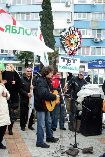(2011.04.09) Андрей Рудомаха поет песню в поддержку туапсинцев
