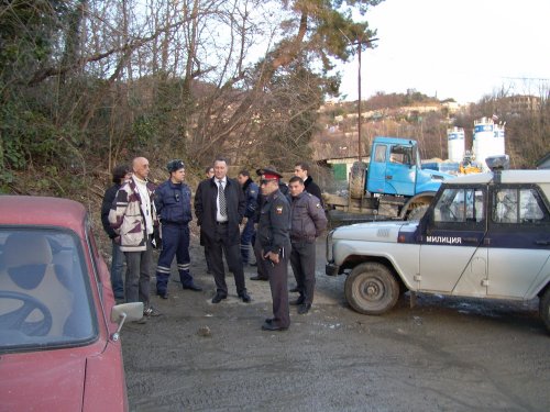(2011.01.21) Глава Хостинской администрации В.Турков и начальник МОБ Хостинского района на месте преступления