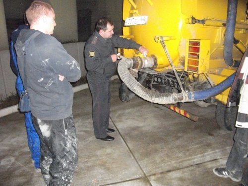 (2011.01.21) Следователь опечатывает задержанное орудие преступления