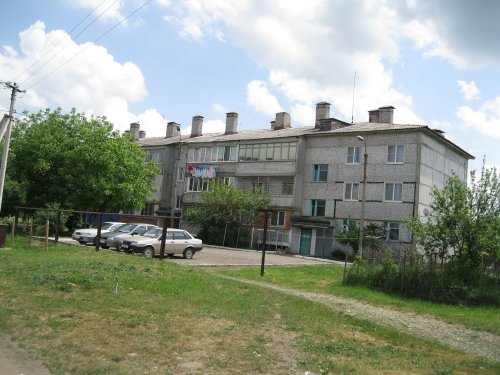 Один из многоквартирных домов в поселке Победа, жильцы которого жалуются на вонь, исходящую от спиртзавода
