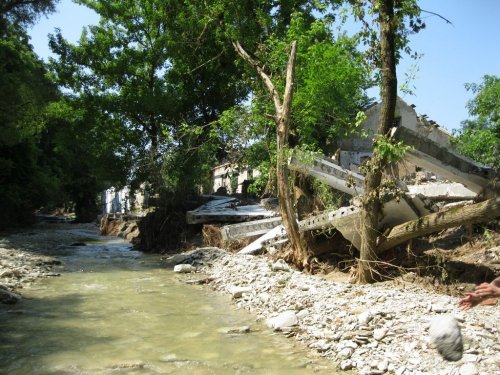 Разрушения на пути водного потока ниже водохранилища