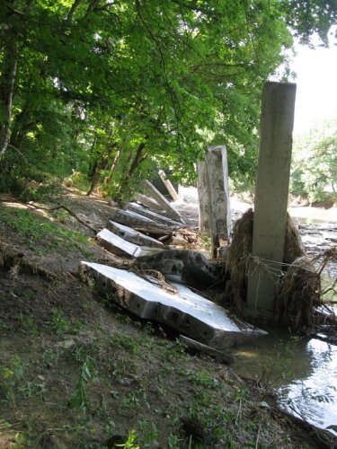 Разрушения на пути водного потока ниже водохранилища