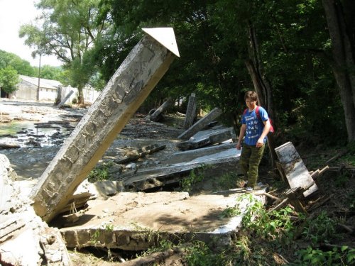 Разрушения на пути водного потока ниже водохранилища