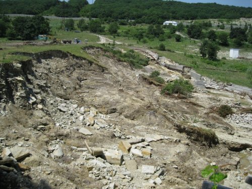 Размытая дамба водохранилища над поселком Жемчужный