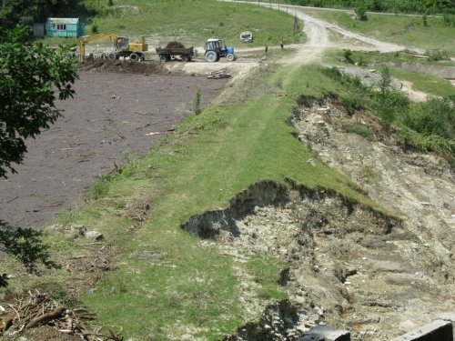 Размытая дамба водохранилища над поселком Жемчужный