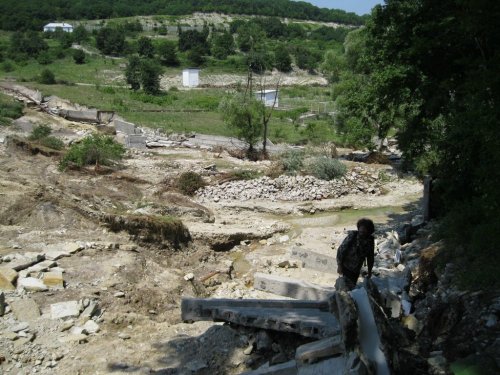 Размытая дамба водохранилища над поселком Жемчужный