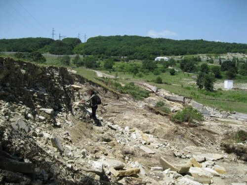 Размытая дамба водохранилища над поселком Жемчужный