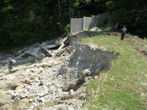 Размытая дамба водохранилища над поселком Жемчужный