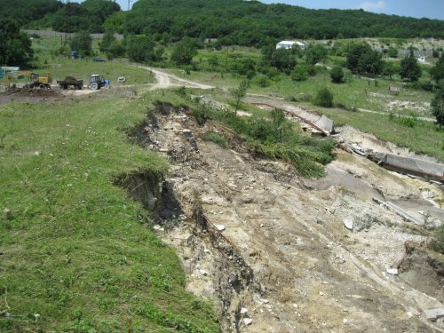 Размытая дамба водохранилища над поселком Жемчужный