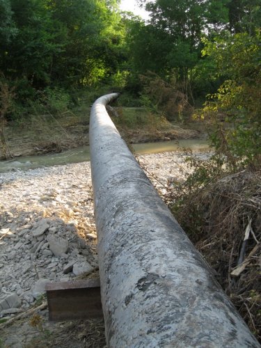 Газопровод был изогнут водным потоком