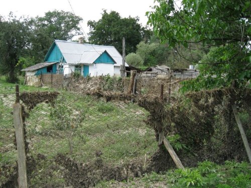 Дом на слиянии рек Псыж и Шидс, через который шел поток воды