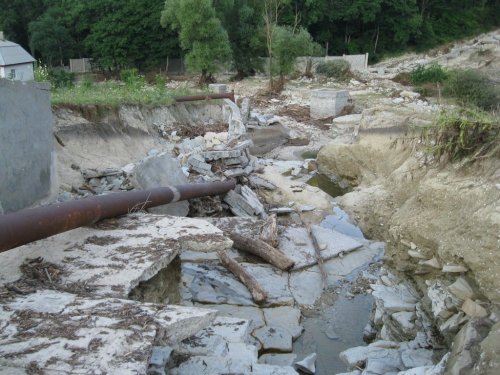 В нижней части водосбросного канала образовался каньон