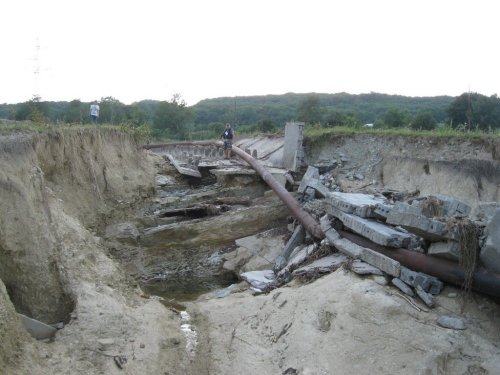 В нижней части водосбросного канала образовался каньон