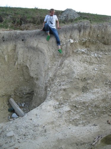 Обрыв, образовавшийся в результате перелива воды в нижней части водосбросного канала