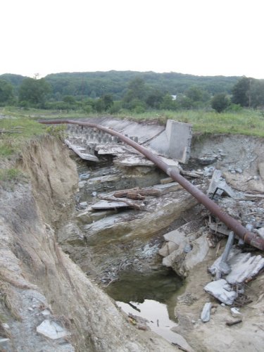 В нижней части водосбросного канала образовался каньон