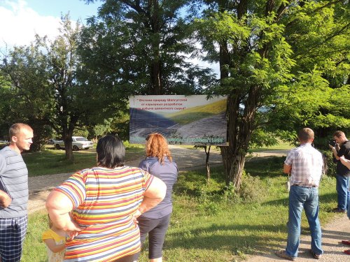 Жители возле баннера в защиту Шапсуги