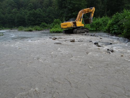 В результате движения транспорта воды Шахе превращаются в грязный поток