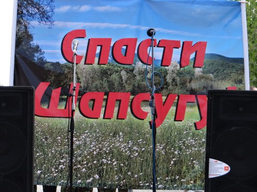 Сцена перед митингом