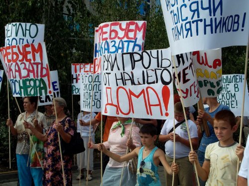 Плакаты, нарисованные жителями, ясно выражали их позицию