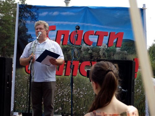 Ведущий митинга Валерий Курлов