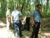 Представители прокуратуры, полиции и ветеринарных органов возле раскопанной ямы с убитыми собаками