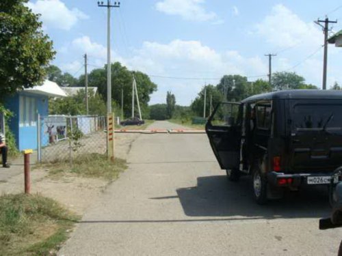 Прокурорская проверка задержалась у шлагбаума на въезде в охотхозяйство Элота на 45 минут, пока согласовывался в Белом Доме допу
