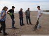 Активисты рассматривают обрывок сети с погибшей рыбой