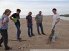 Активисты рассматривают обрывок сети с погибшей рыбой