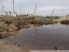 Вода возле газового завода покрыта нефтяной пленкой