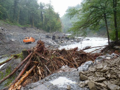 Вода в Шахе поднималась до самой опоры строящегося моста, неся с собой целые деревья