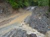 По дороге по-прежнему стекают ручьи, которые выносят сопутствующие строительству локальные загрязнения в заповедную нерестовую р