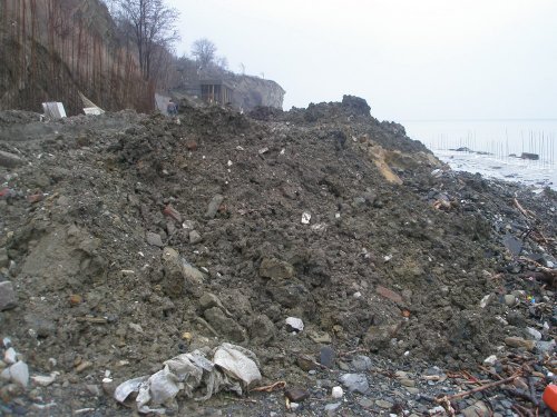 Загрязнение пляжа в Анапе, в районе санатория "Малая бухта"
