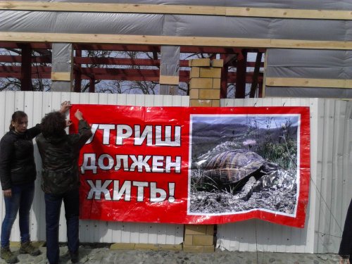 Активисты ЭкоВахты привезли на пикет плакат со времен кампании против строительства т.н. "противопожарной дороги"